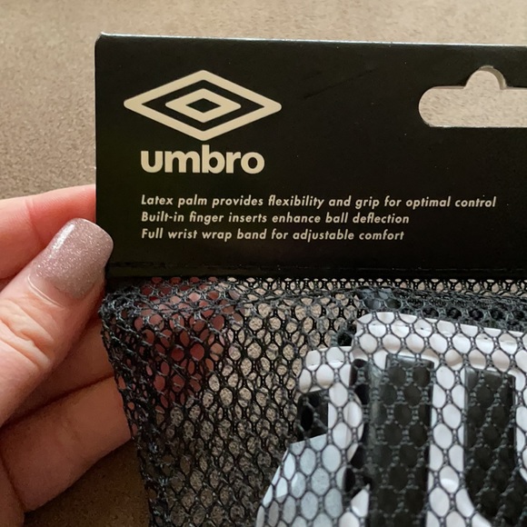 UMBRO Adult Goalie Gloves - Picture 2 of 6